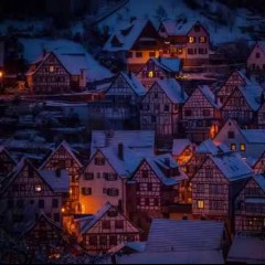 Zur goldnen Stadt hinauf