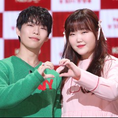 AKMU