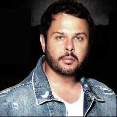 Tom Boxer, Alex Mica