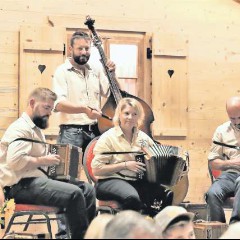 Schwyzerörgelitrio Ur-Musig