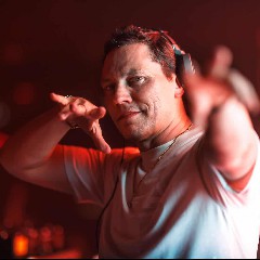 Tiësto & 7 Skies