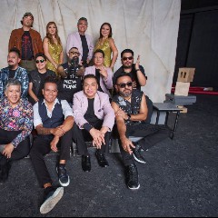 Los Ángeles Azules, Panteón Rococó Feat. Carlos Santana