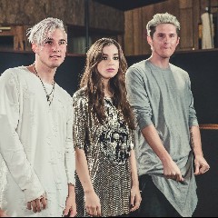 Hailee Steinfeld & Grey